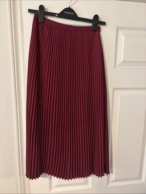 Aritzia size small Women's Pleated Midi Skirt - Burgundy